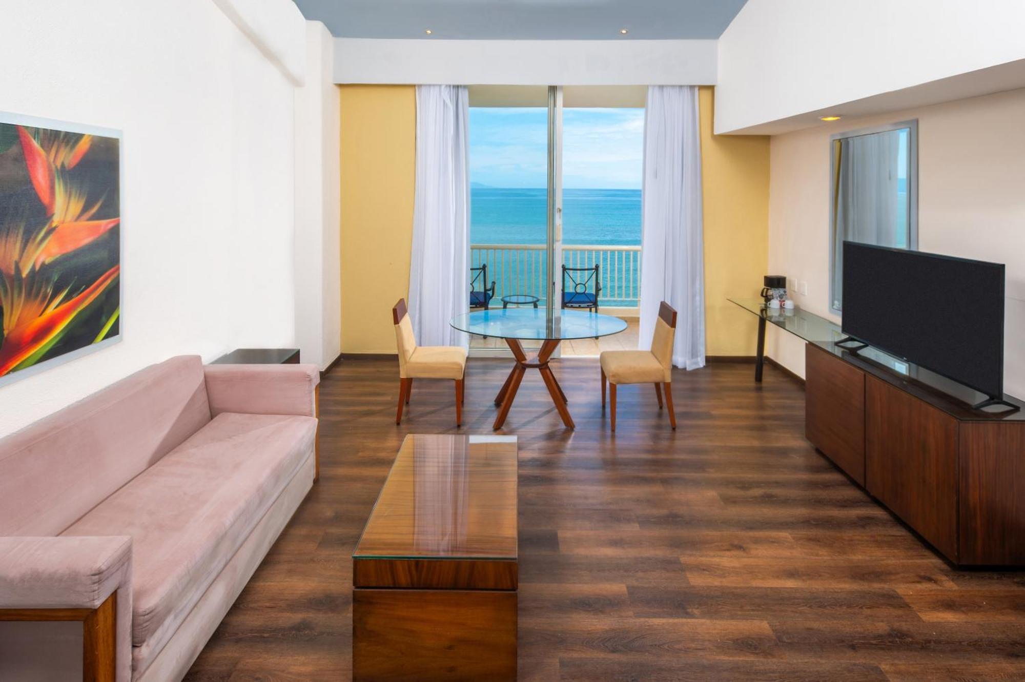 Junior Suite Ocean Front 1-king bed